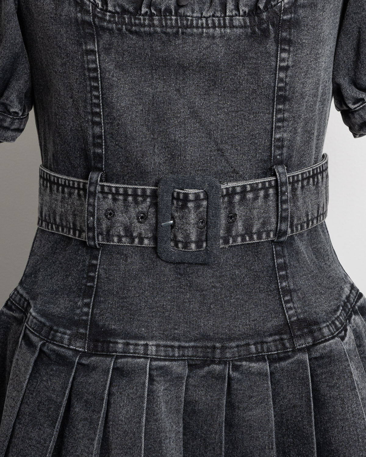 ヨーク切替ベルト付きプリーツミニワンピース