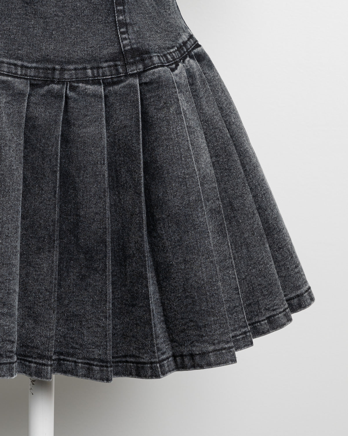 ヨーク切替ベルト付きプリーツミニワンピース