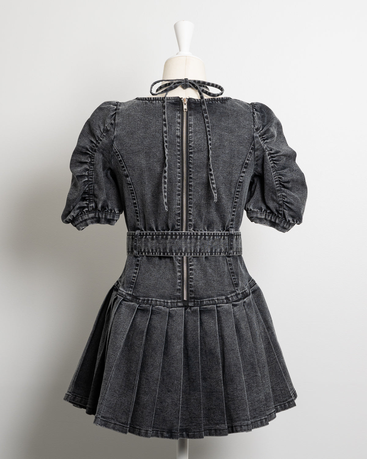 ヨーク切替ベルト付きプリーツミニワンピース