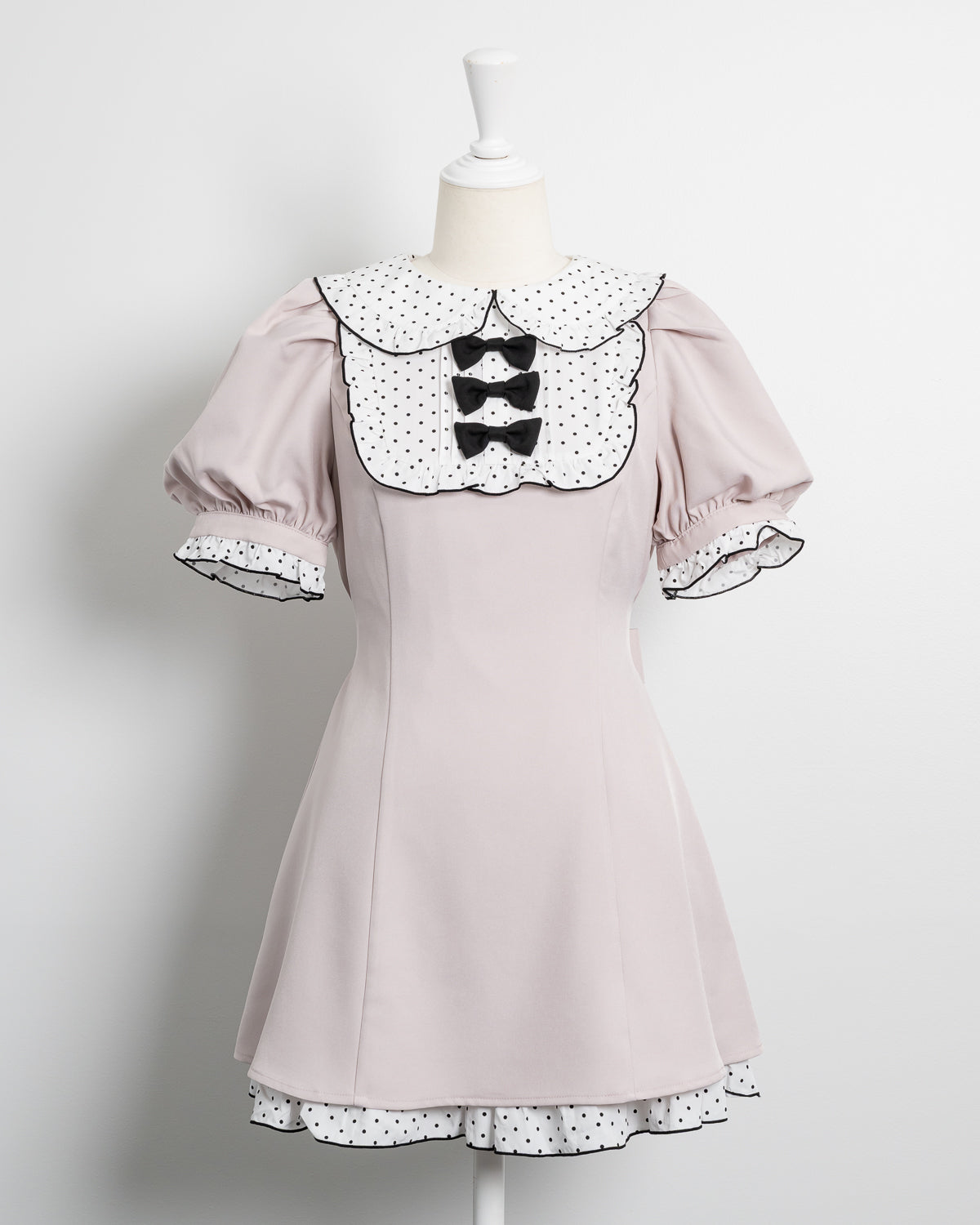 pium スクエアフリルリボンドーリー半袖ワンピース　ピンク スクエアフリルリボンドーリー半袖ワンピース – pium