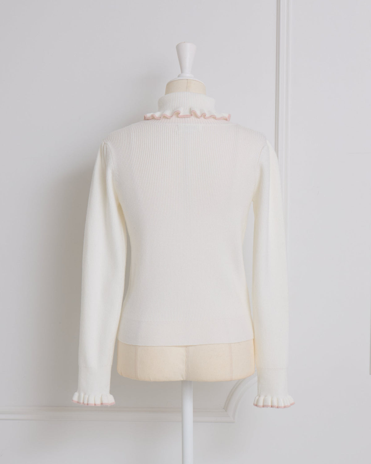 ロゴ刺繍バイカラーフリルタートルニット