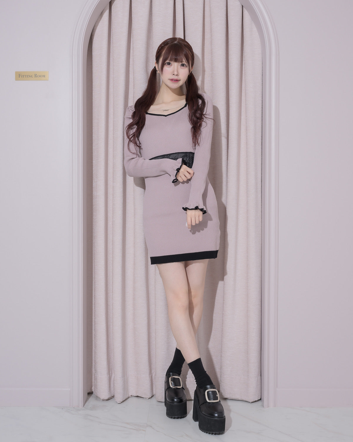 ウエストレースロゴネックレスニットワンピ