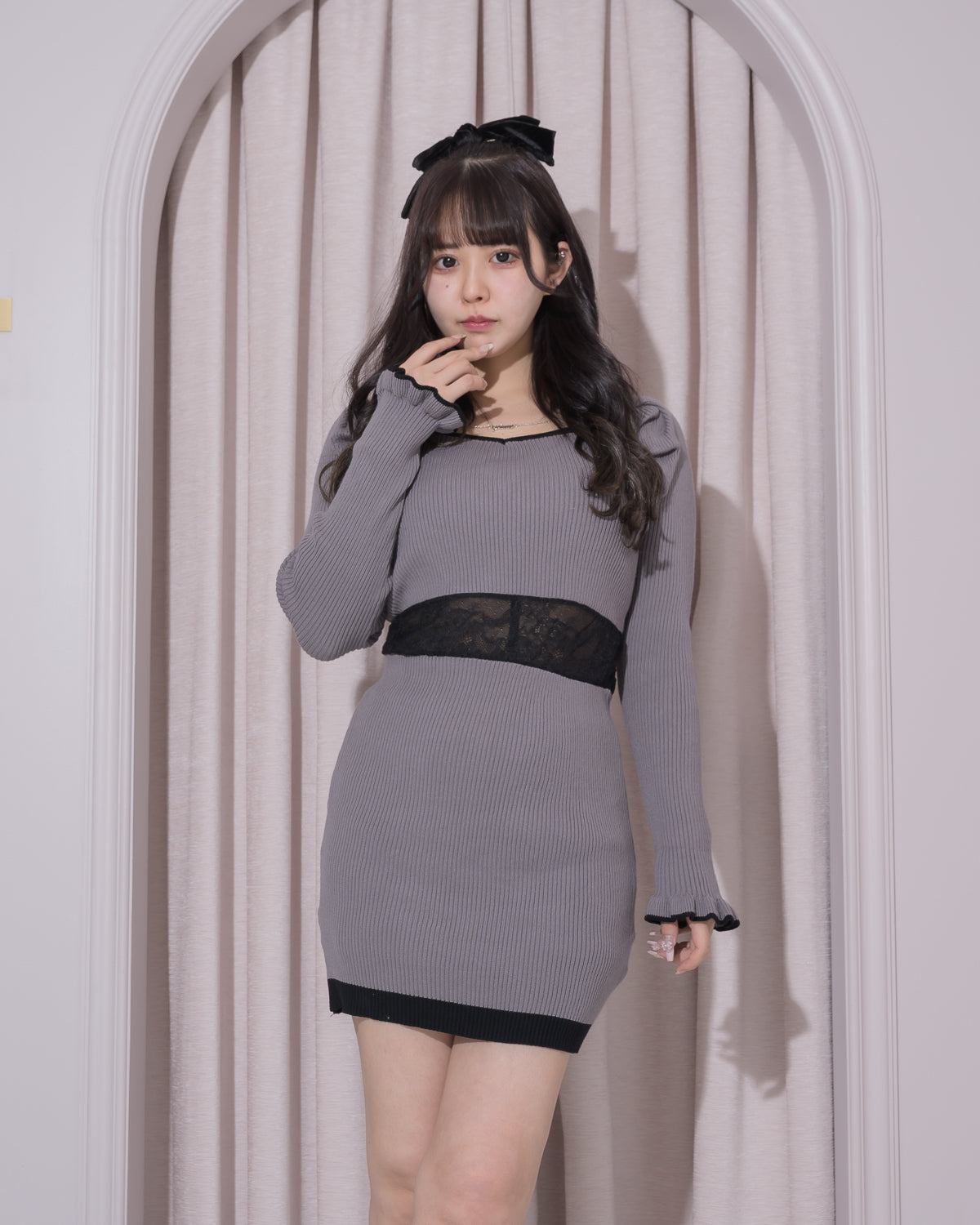 ウエストレースロゴネックレスニットワンピ