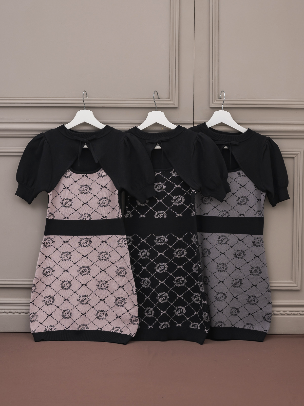 piumモノグラムカットアウトニットワンピース