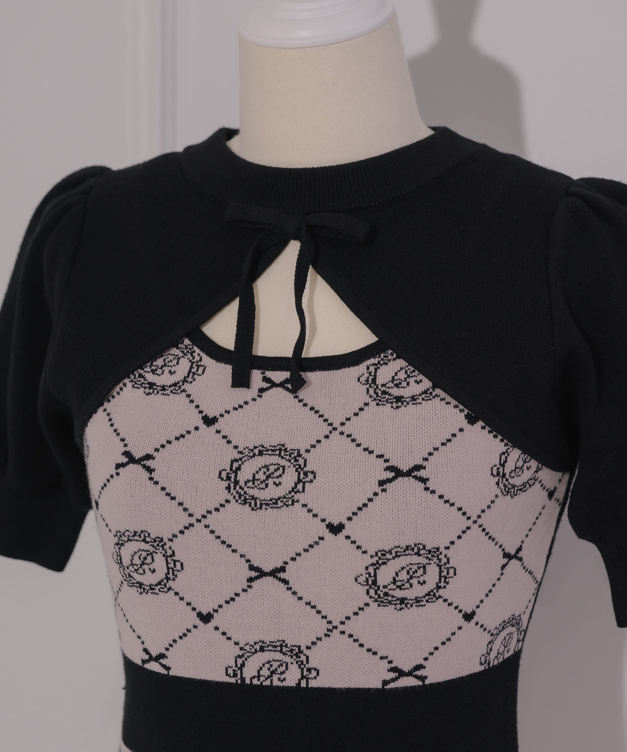 piumモノグラムカットアウトニットワンピース