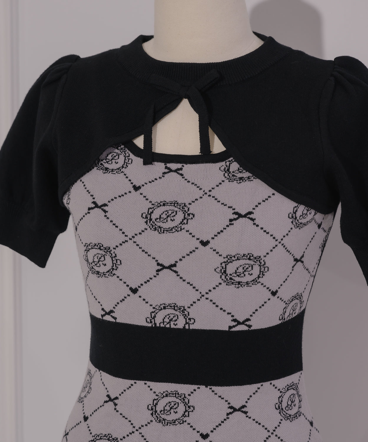 piumモノグラムカットアウトニットワンピース