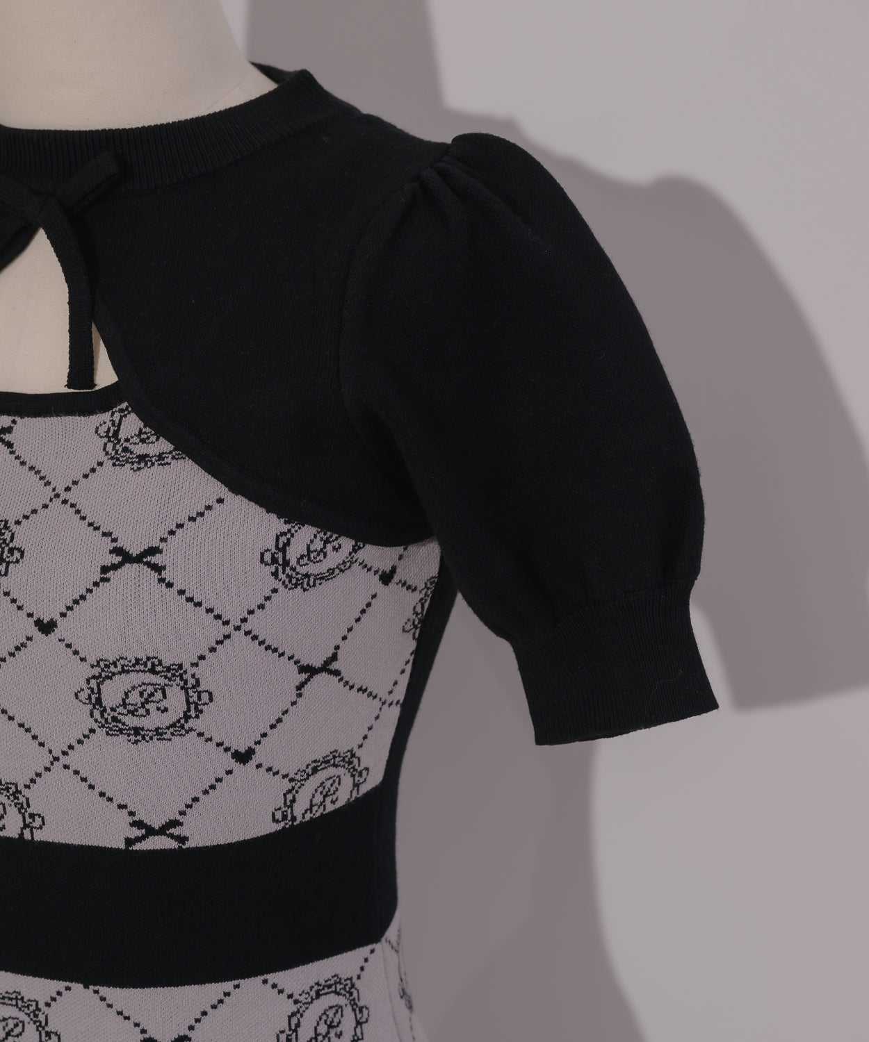 piumモノグラムカットアウトニットワンピース