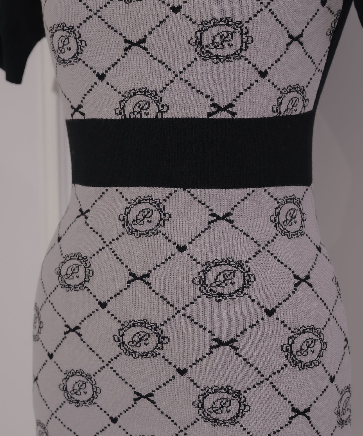 piumモノグラムカットアウトニットワンピース