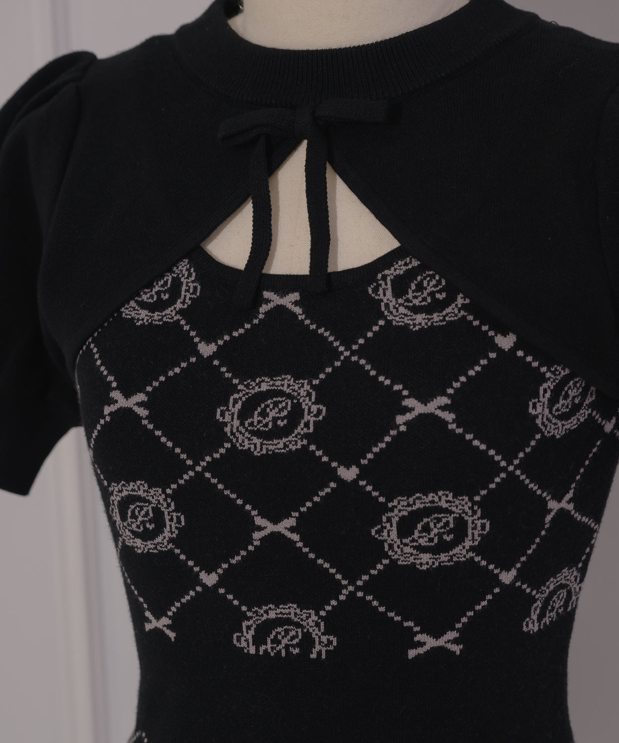 piumモノグラムカットアウトニットワンピース