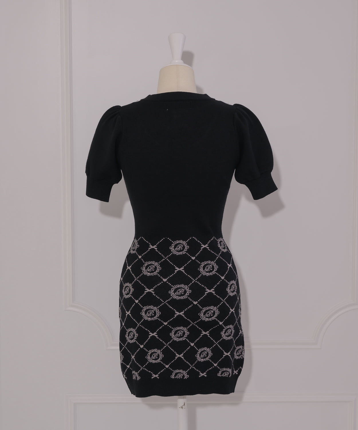 piumモノグラムカットアウトニットワンピース