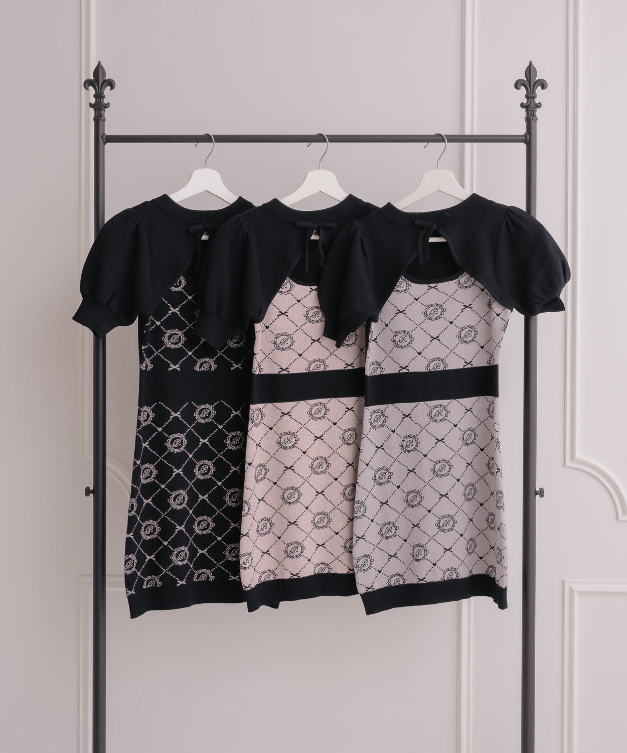 piumモノグラムカットアウトニットワンピース