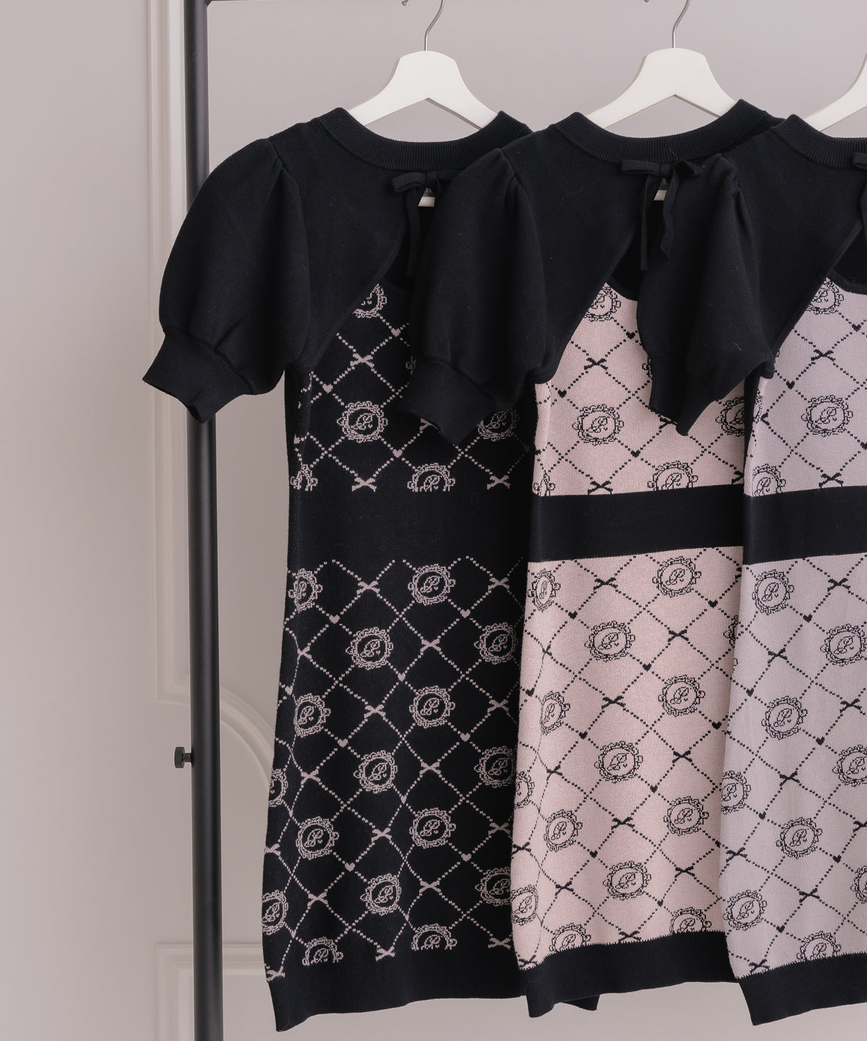 piumモノグラムカットアウトニットワンピース