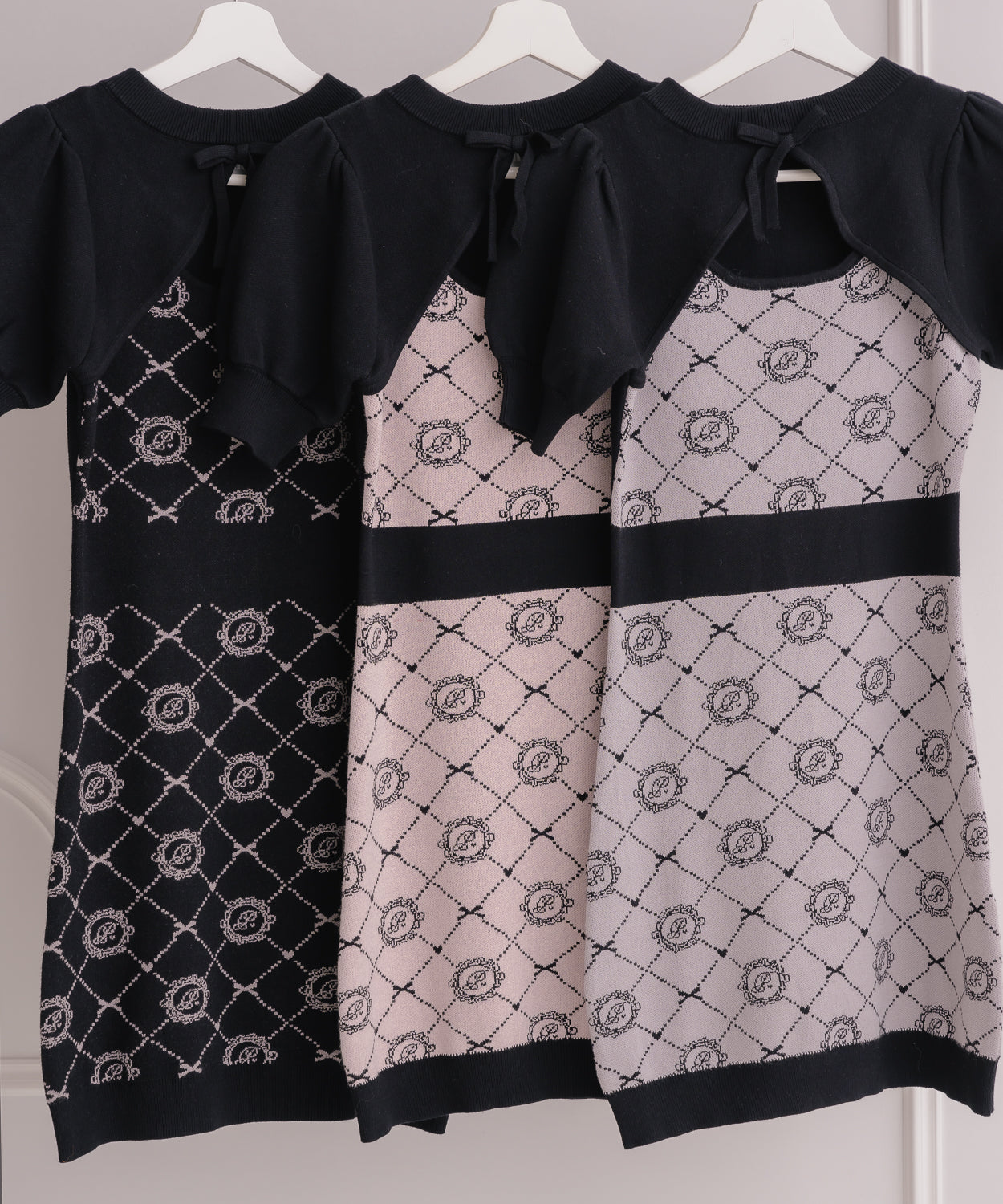 piumモノグラムカットアウトニットワンピース