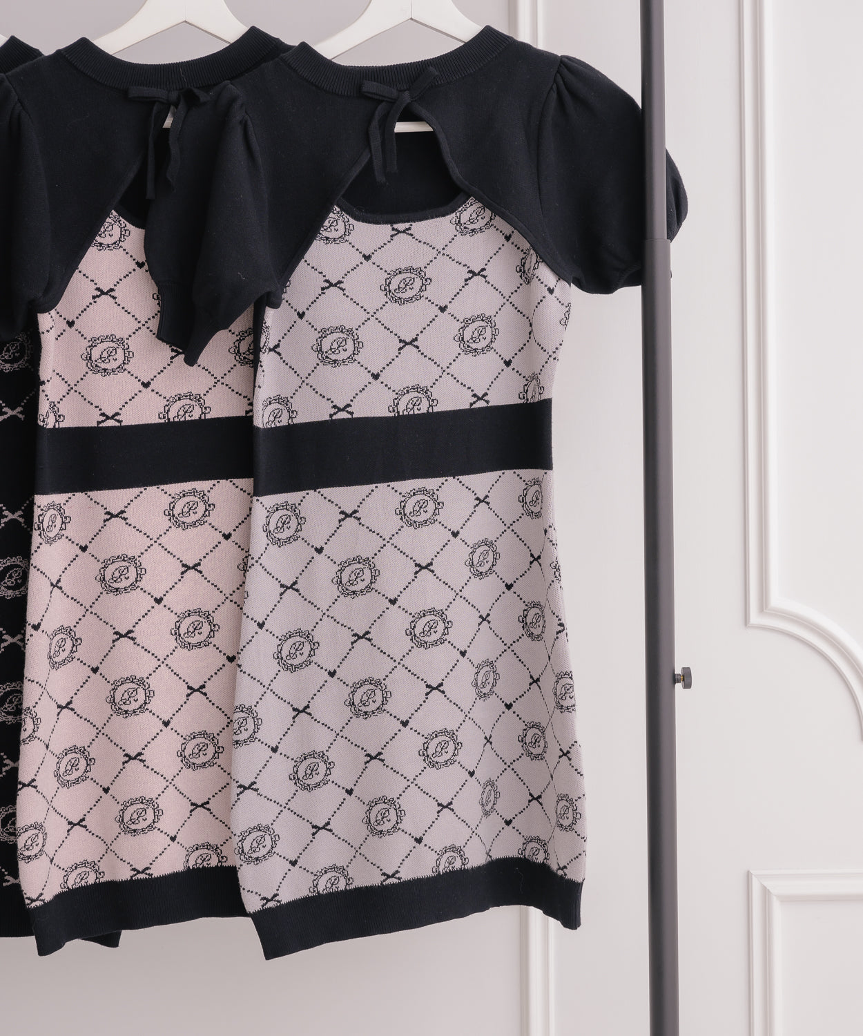 piumモノグラムカットアウトニットワンピース