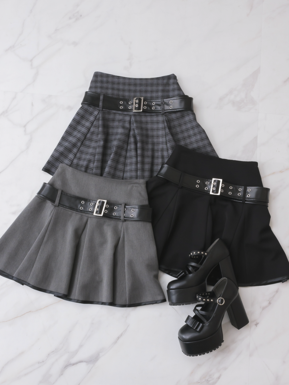 レザーベルト付きフレアミニスカート