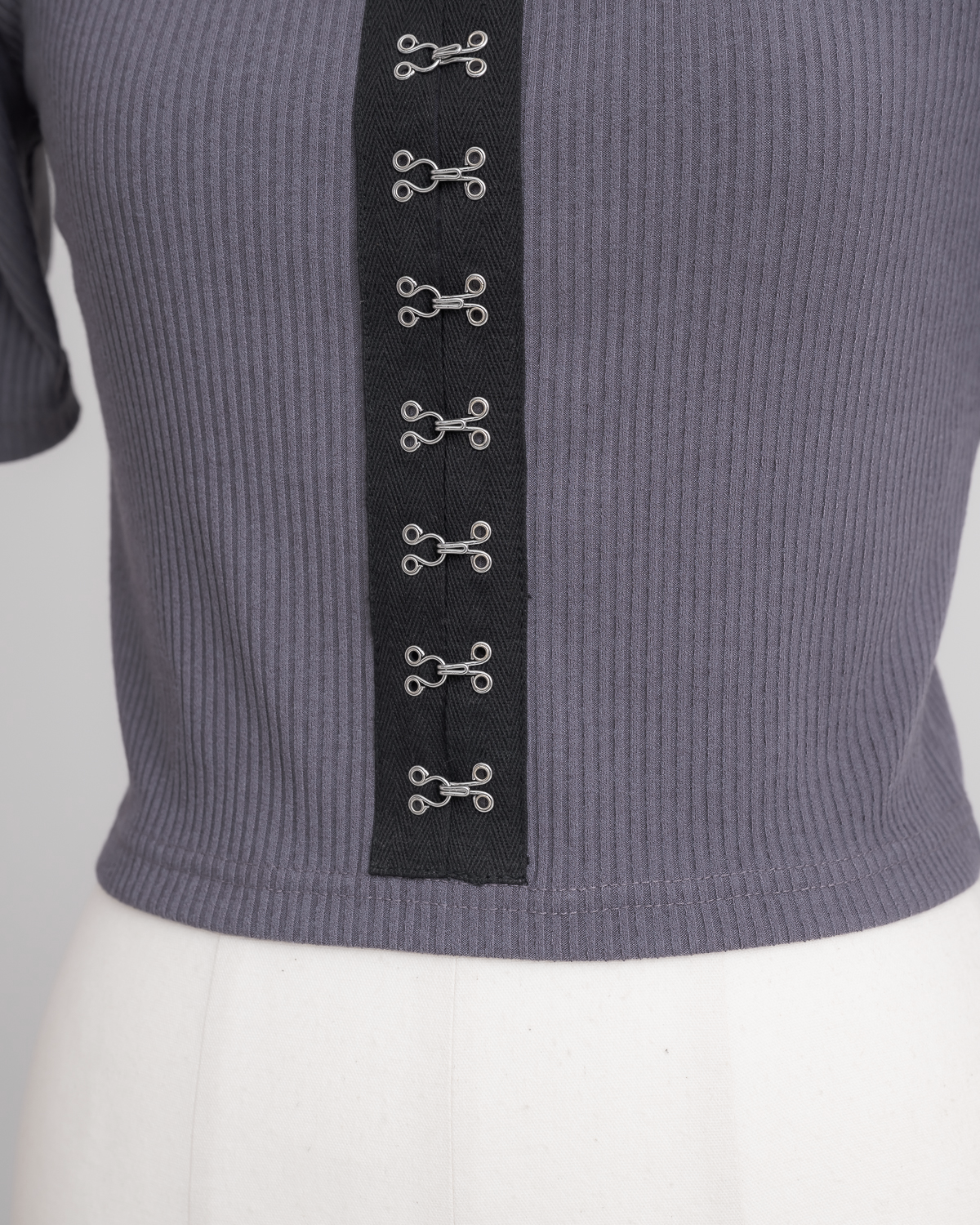 フロントホックリブカットソー