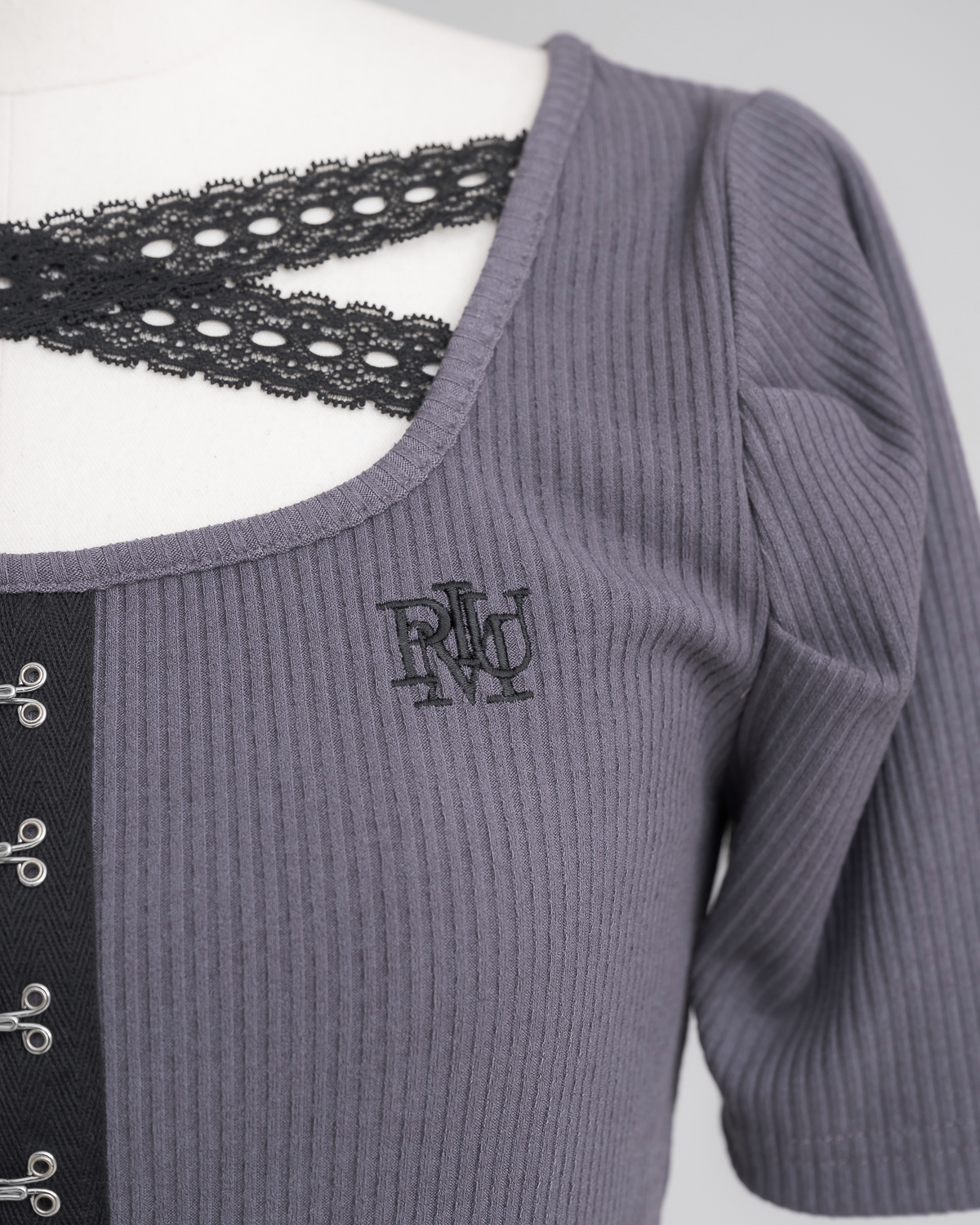 フロントホックリブカットソー