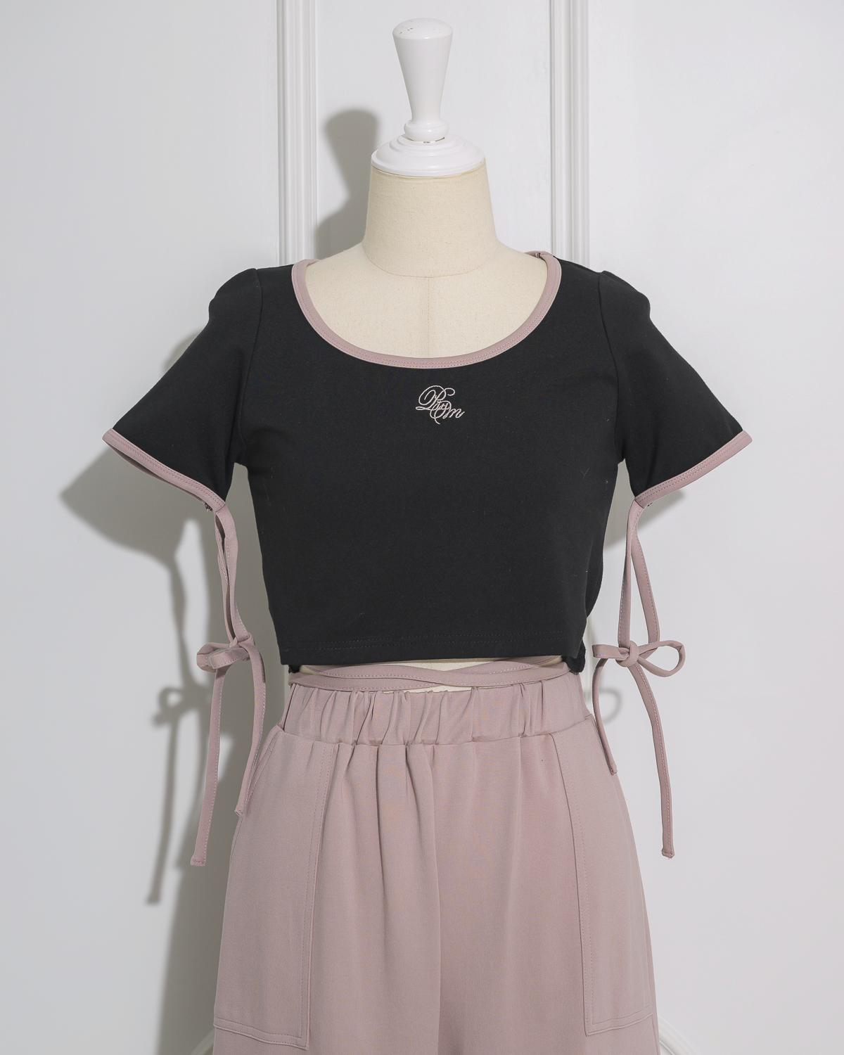 バイカラーテープTシャツ×カーゴパンツセット