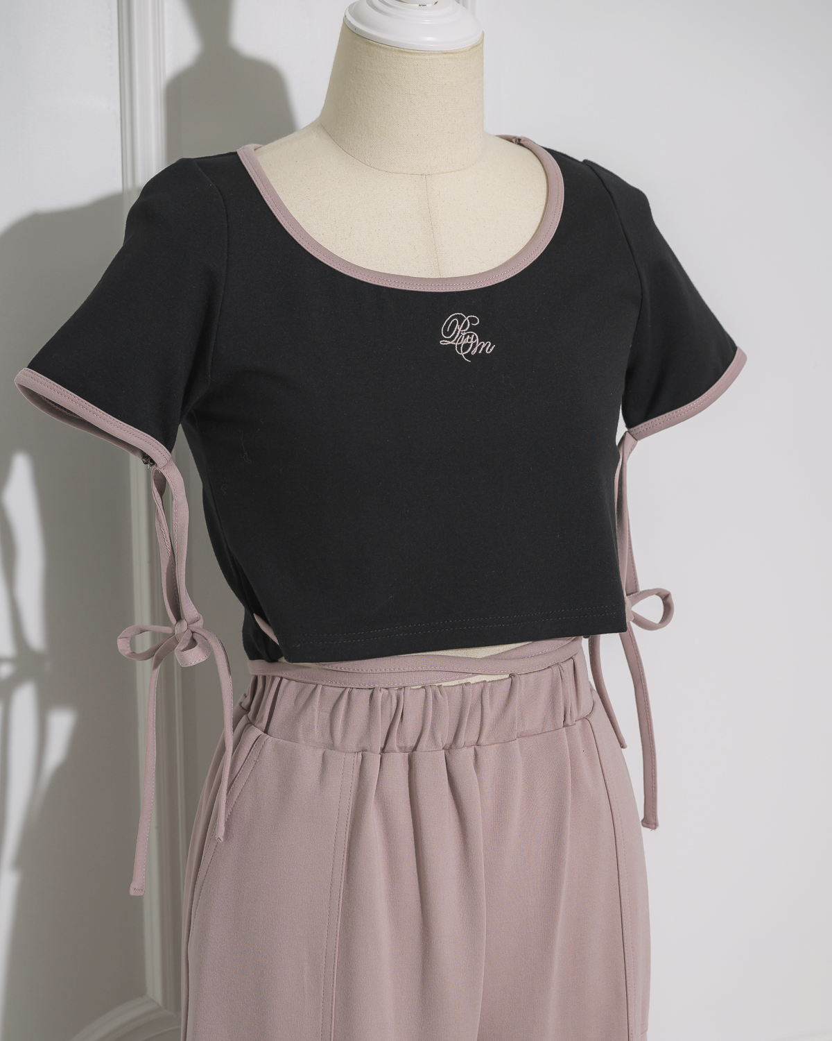 バイカラーテープTシャツ×カーゴパンツセット