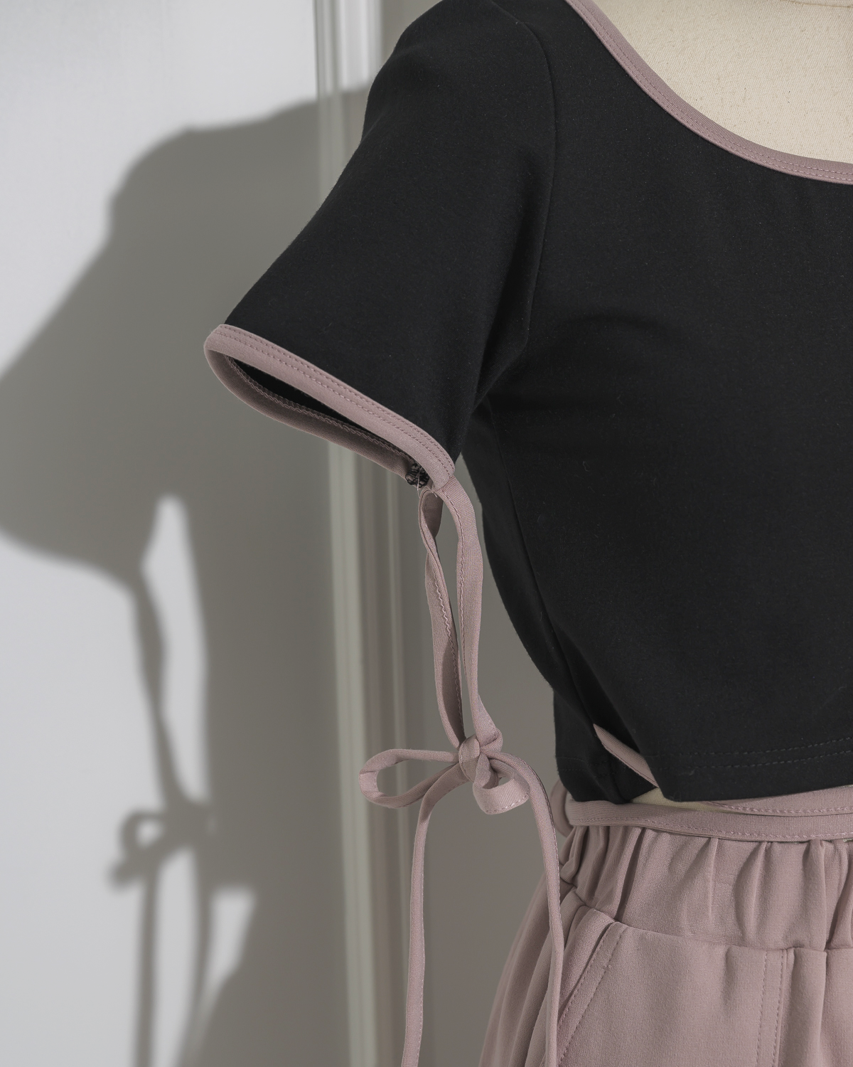 バイカラーテープTシャツ×カーゴパンツセット