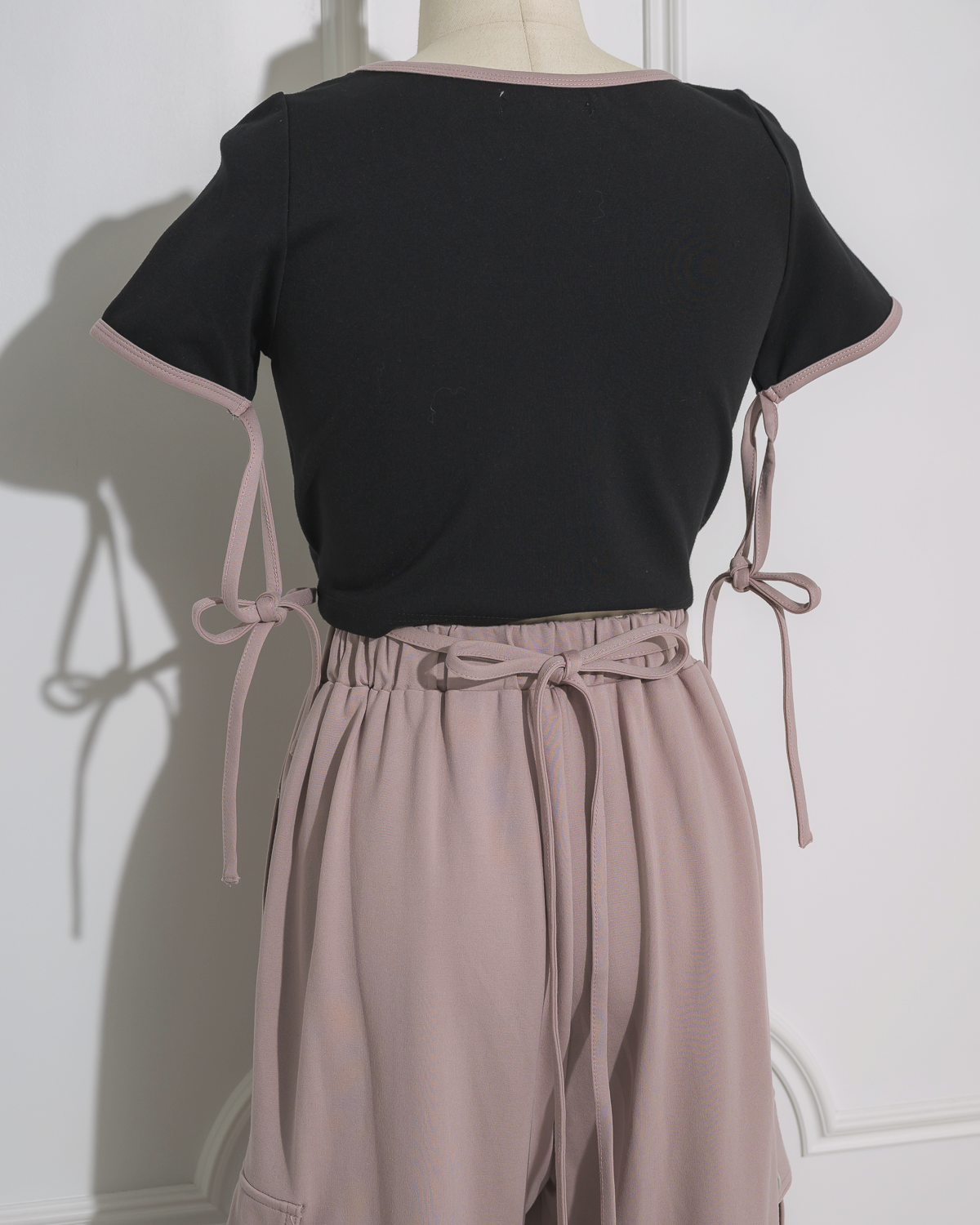 バイカラーテープTシャツ×カーゴパンツセット