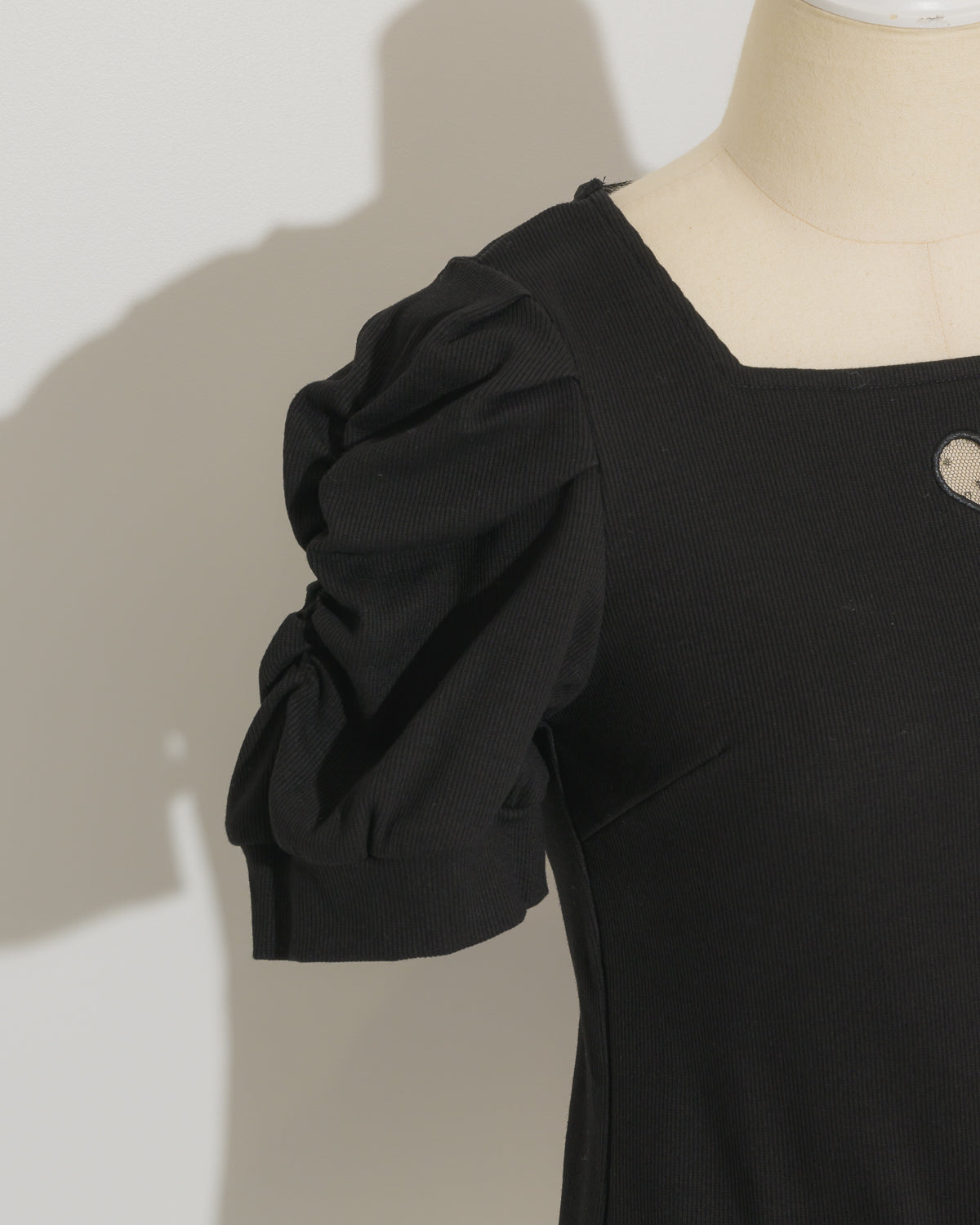 ハート開きギャザースリーブカットソー