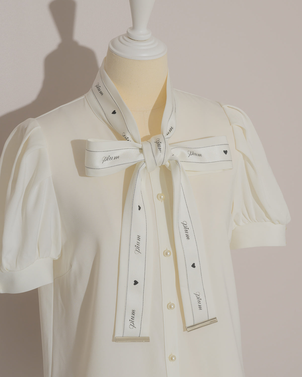 ロゴリボンボウタイブラウス