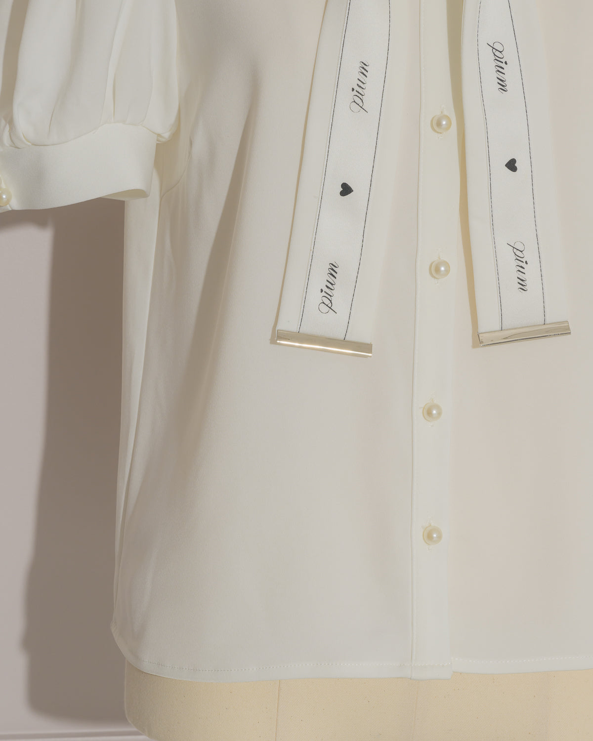 ロゴリボンボウタイブラウス