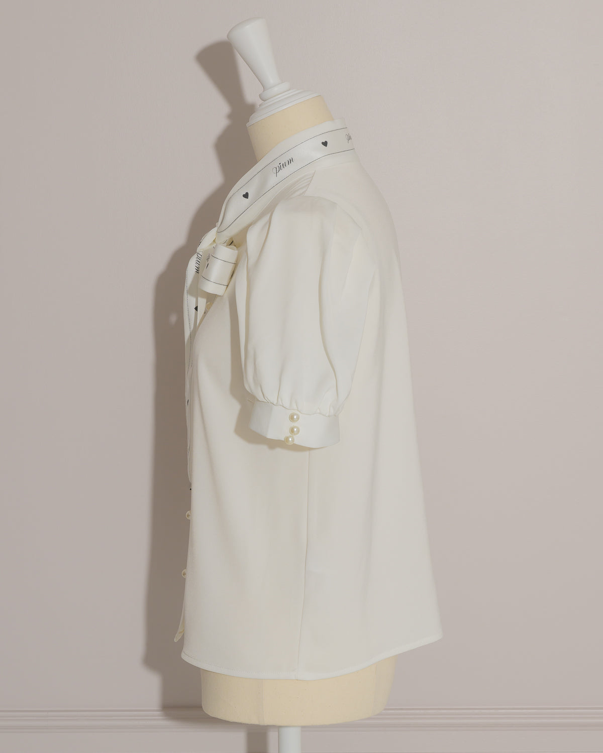 ロゴリボンボウタイブラウス