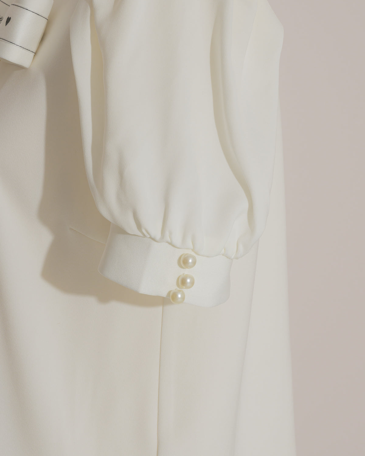 ロゴリボンボウタイブラウス