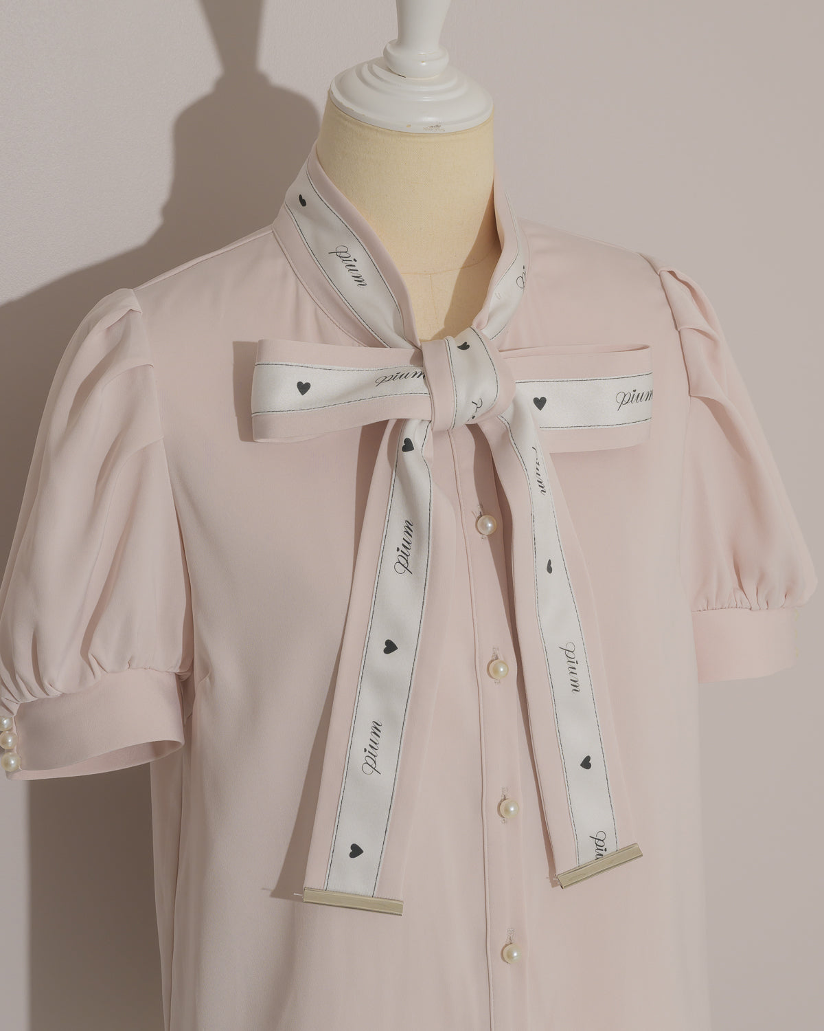 ロゴリボンボウタイブラウス