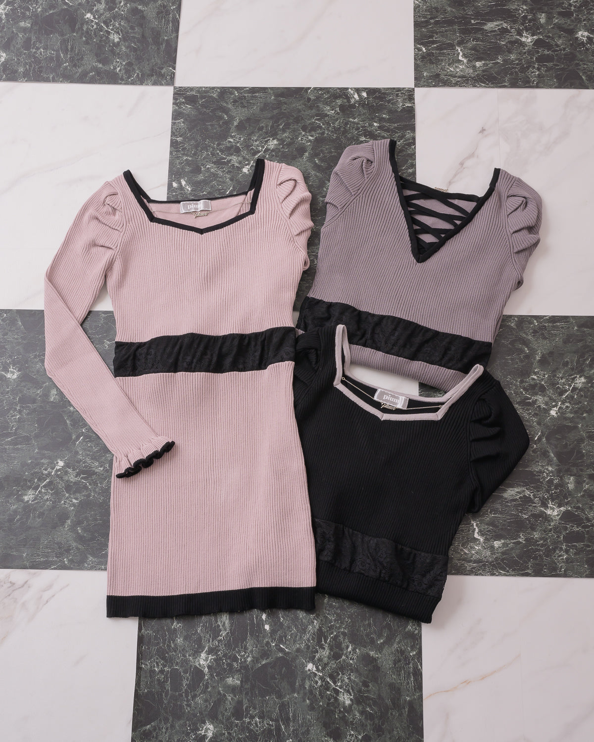 ウエストレースロゴネックレスニットワンピ