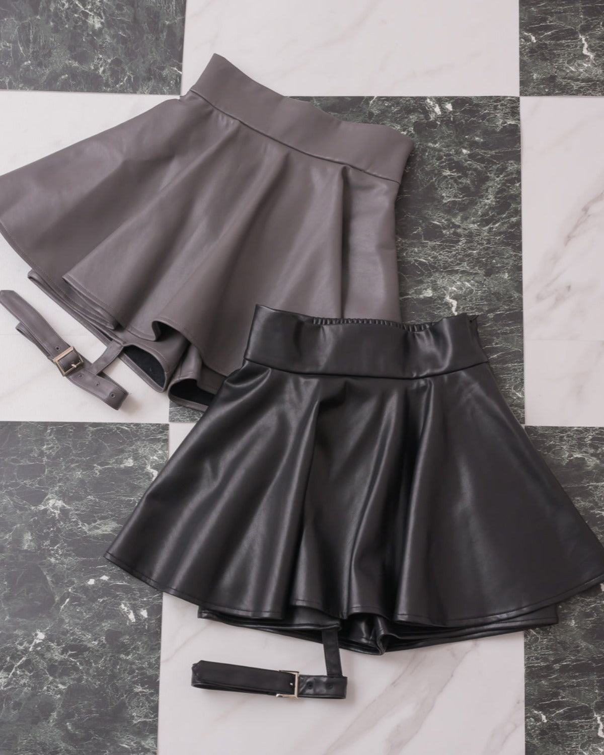 ガーター付きレザーフレアスカパン