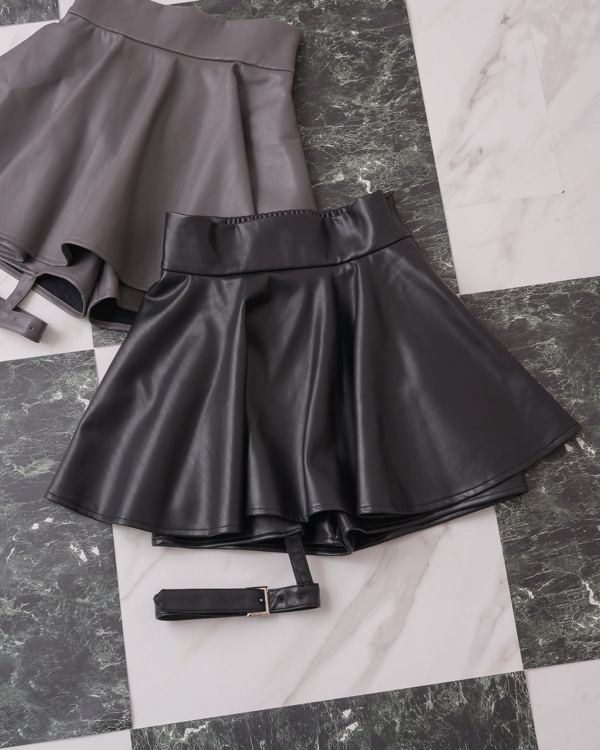 ガーター付きレザーフレアスカパン