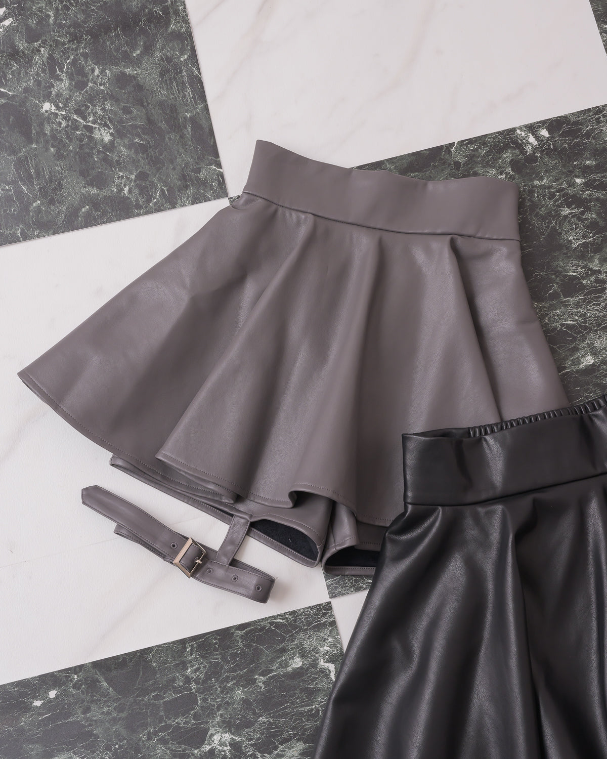 ガーター付きレザーフレアスカパン