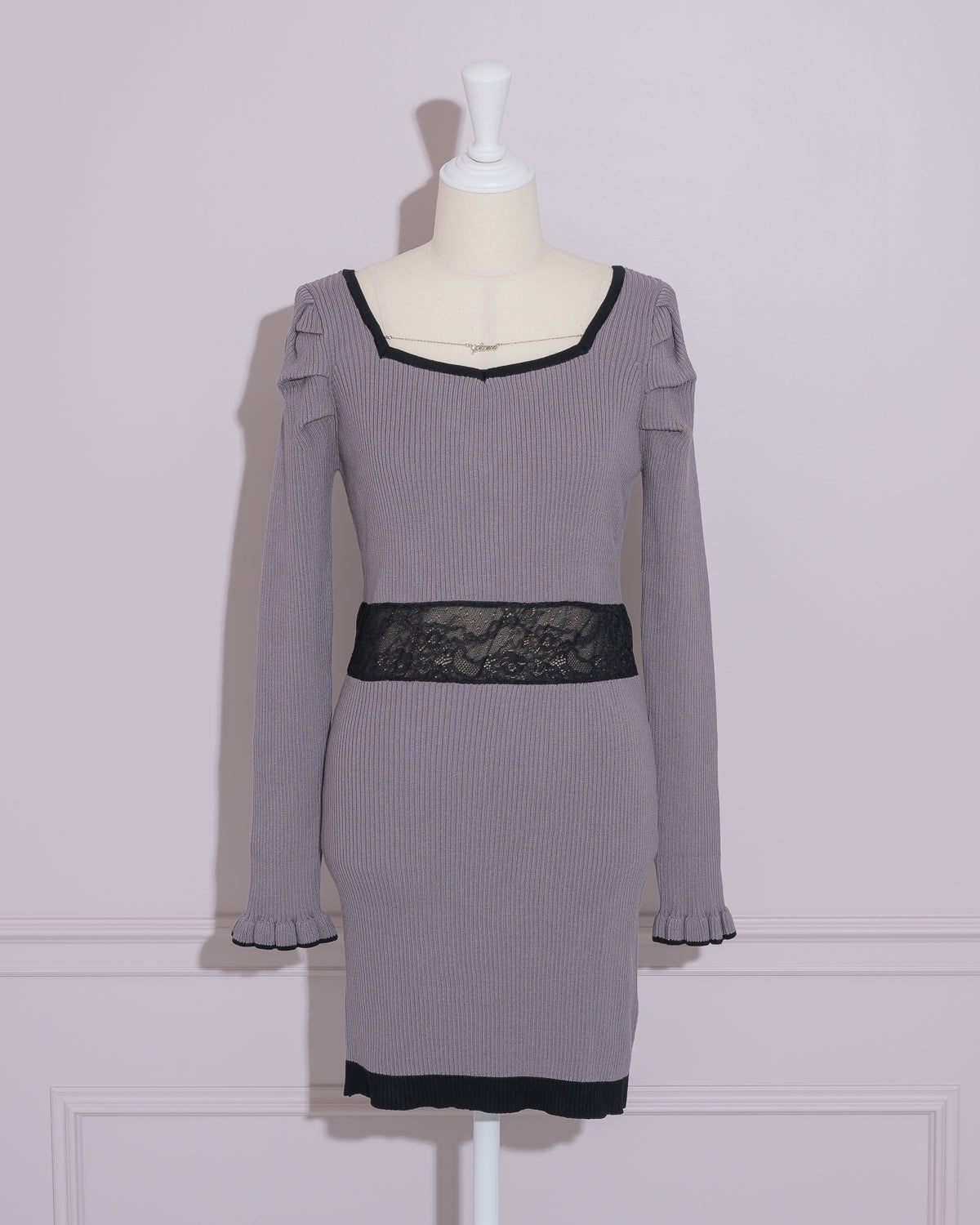 ウエストレースロゴネックレスニットワンピ