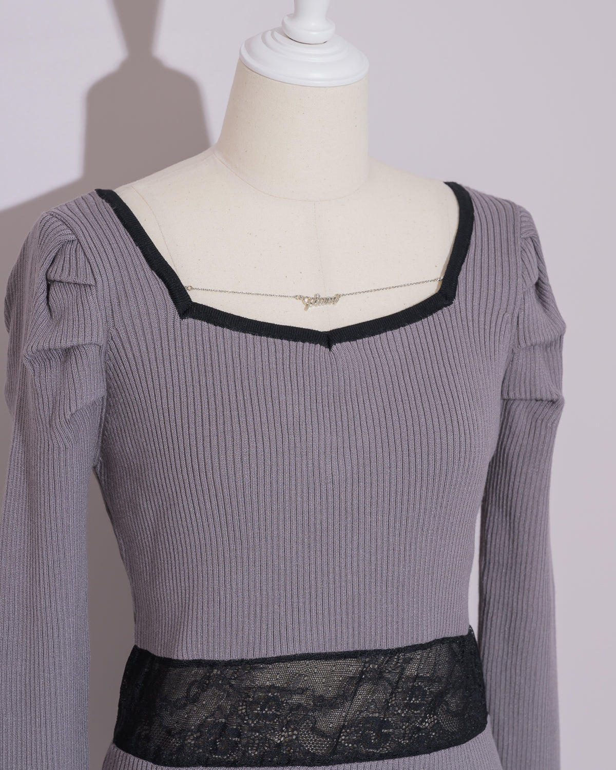 ウエストレースロゴネックレスニットワンピ