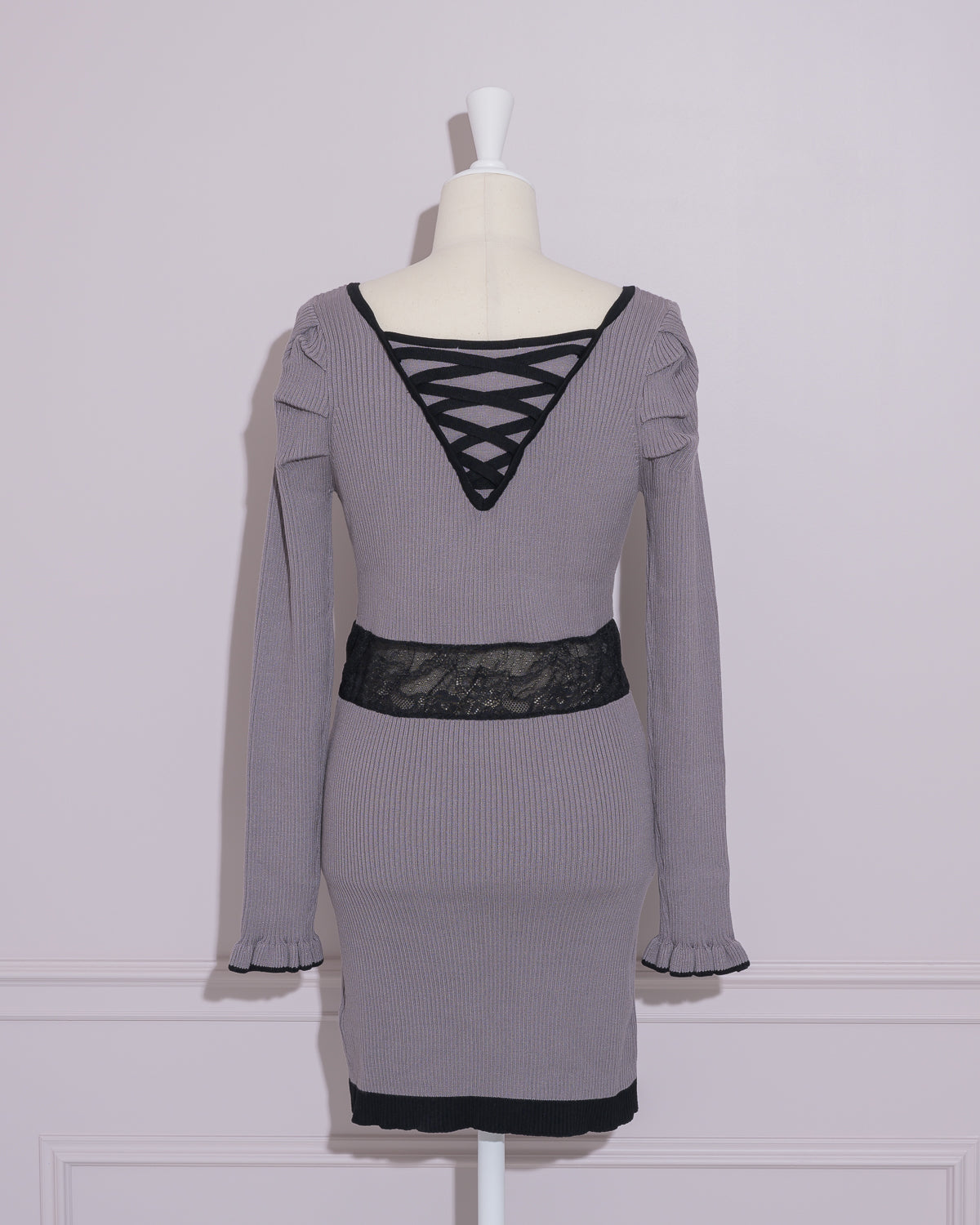 ウエストレースロゴネックレスニットワンピ