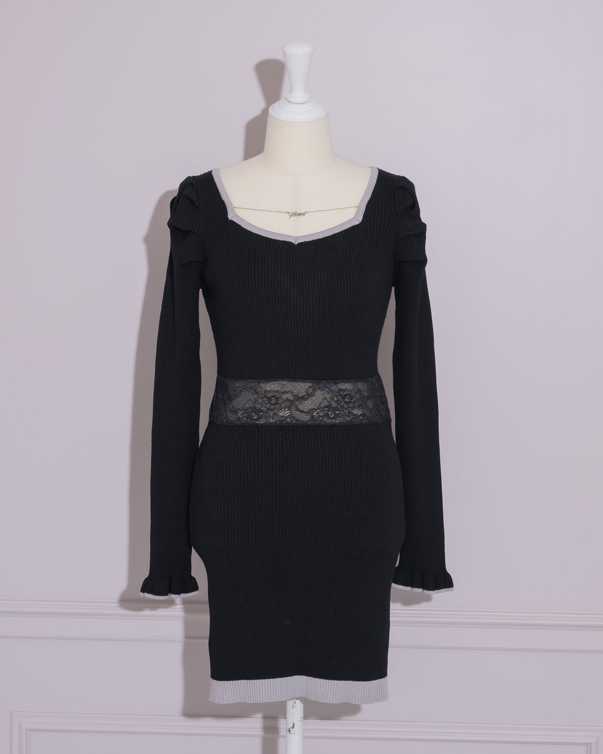 ウエストレースロゴネックレスニットワンピ