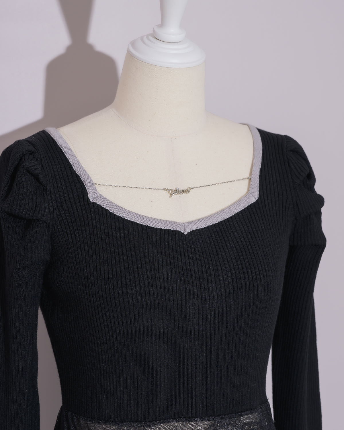 ウエストレースロゴネックレスニットワンピ