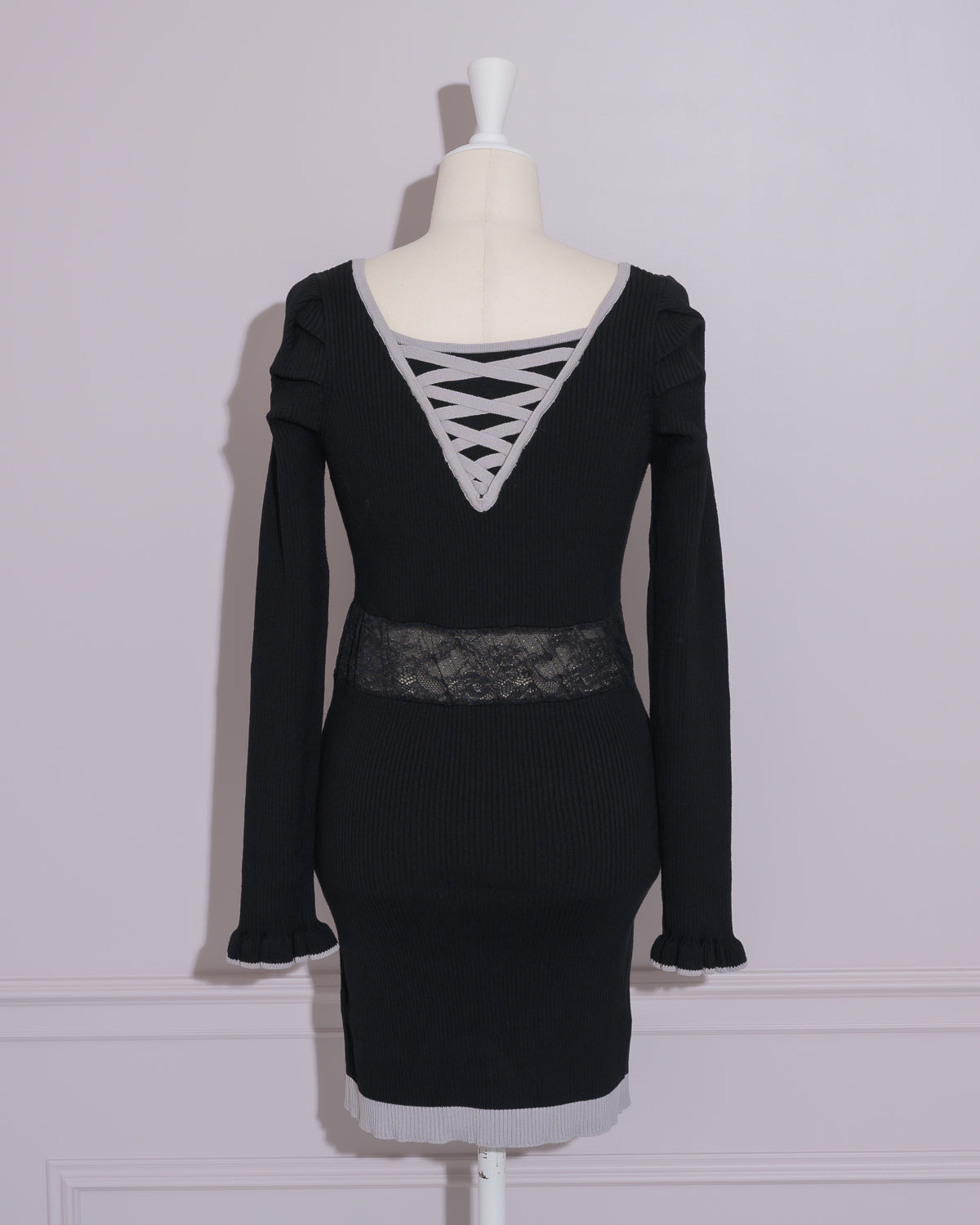 ウエストレースロゴネックレスニットワンピ