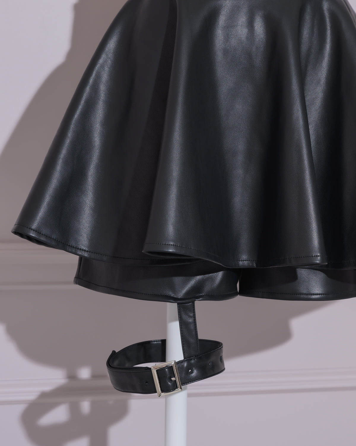 ガーター付きレザーフレアスカパン