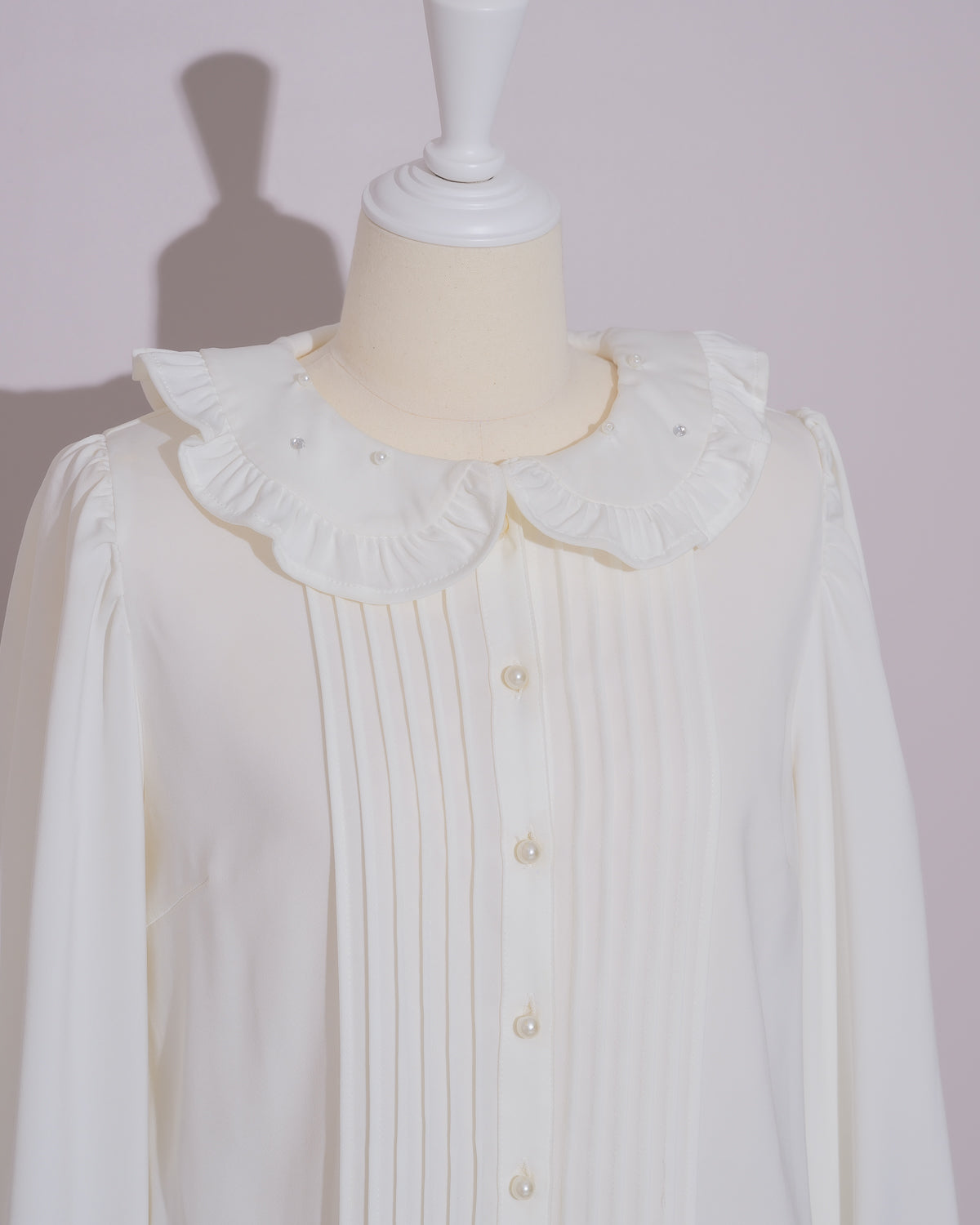 ビジューカラーピンタックフリルブラウス