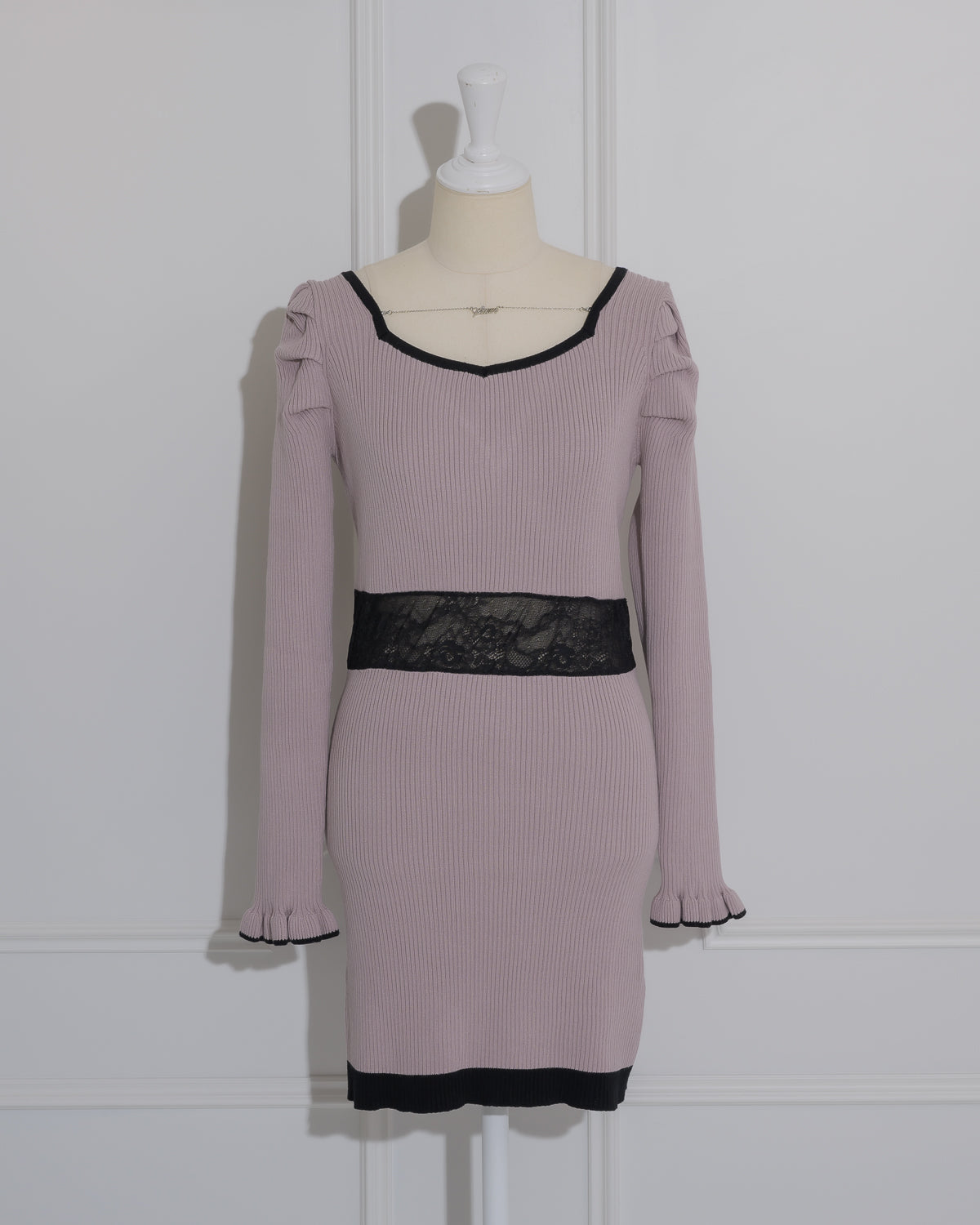 ウエストレースロゴネックレスニットワンピ