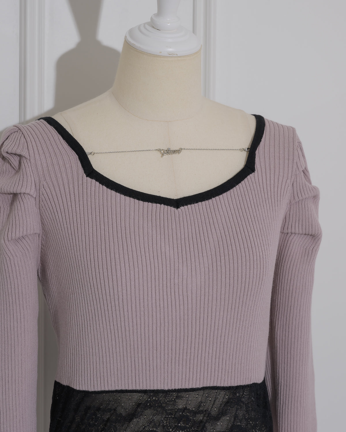 ウエストレースロゴネックレスニットワンピ