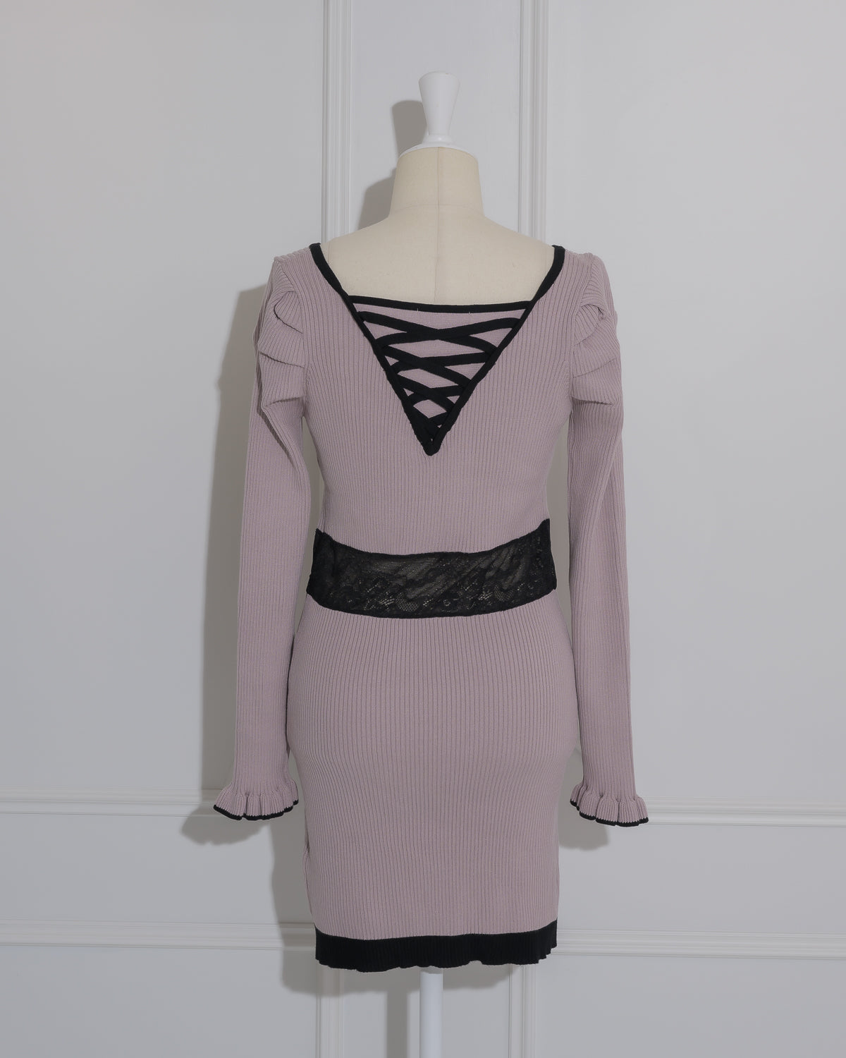 ウエストレースロゴネックレスニットワンピ