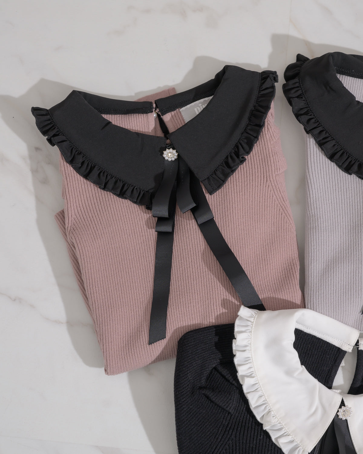 フリルカラーリボンタイ付きニット