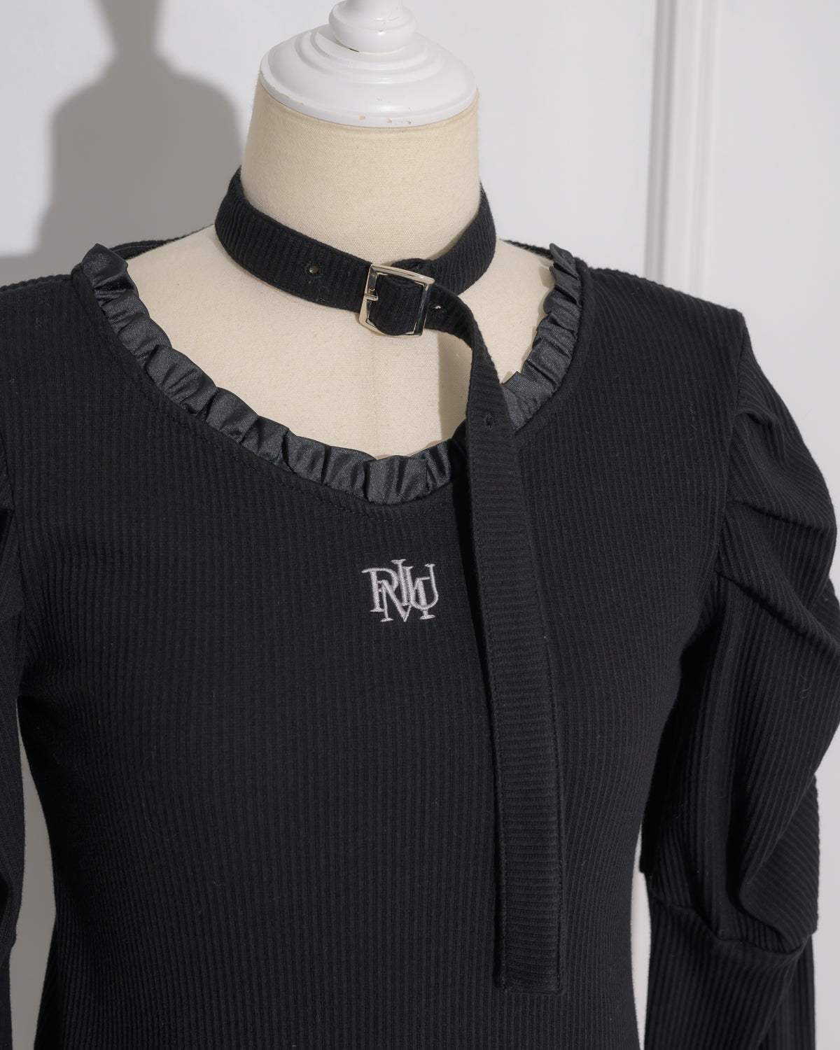 チョーカーベルトフリルカットソー