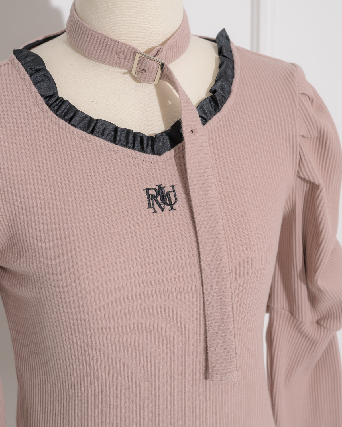 チョーカーベルトフリルカットソー