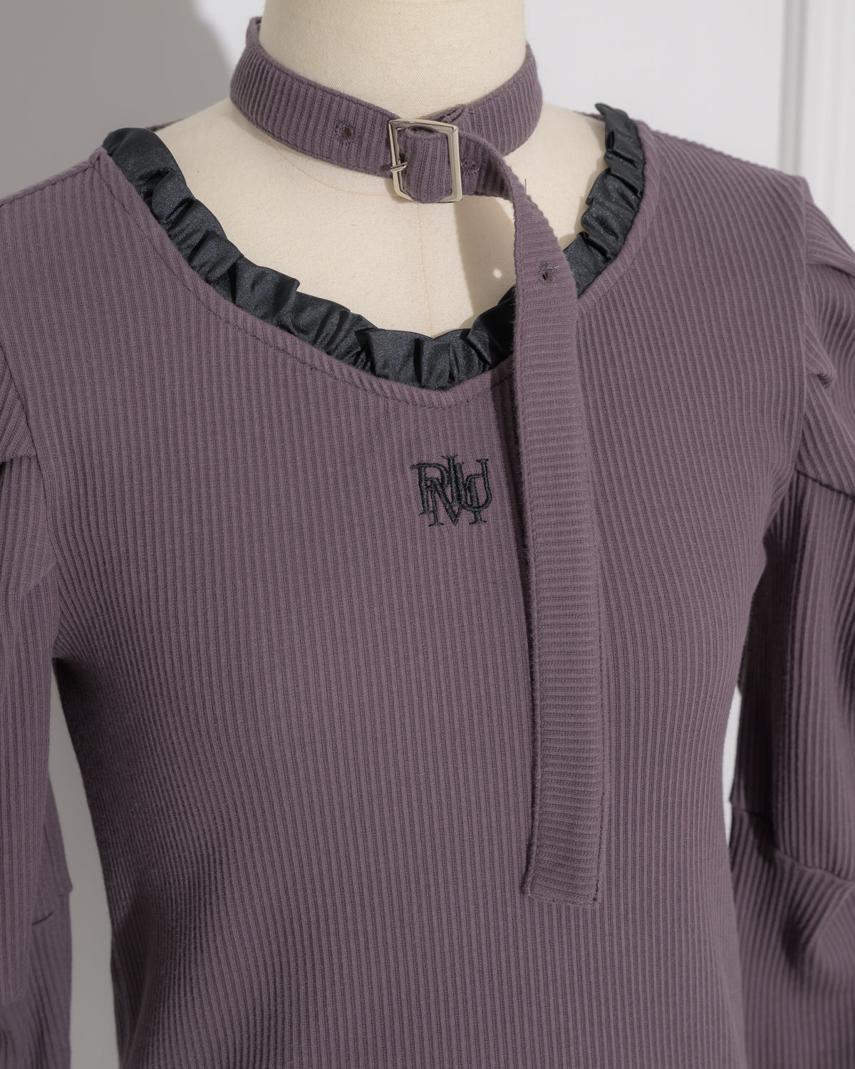 チョーカーベルトフリルカットソー